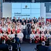 Auf dem Bild sind viele Auszubildende bei der Eröffnung des Ausbildungszentrums von Porsche zu sehen