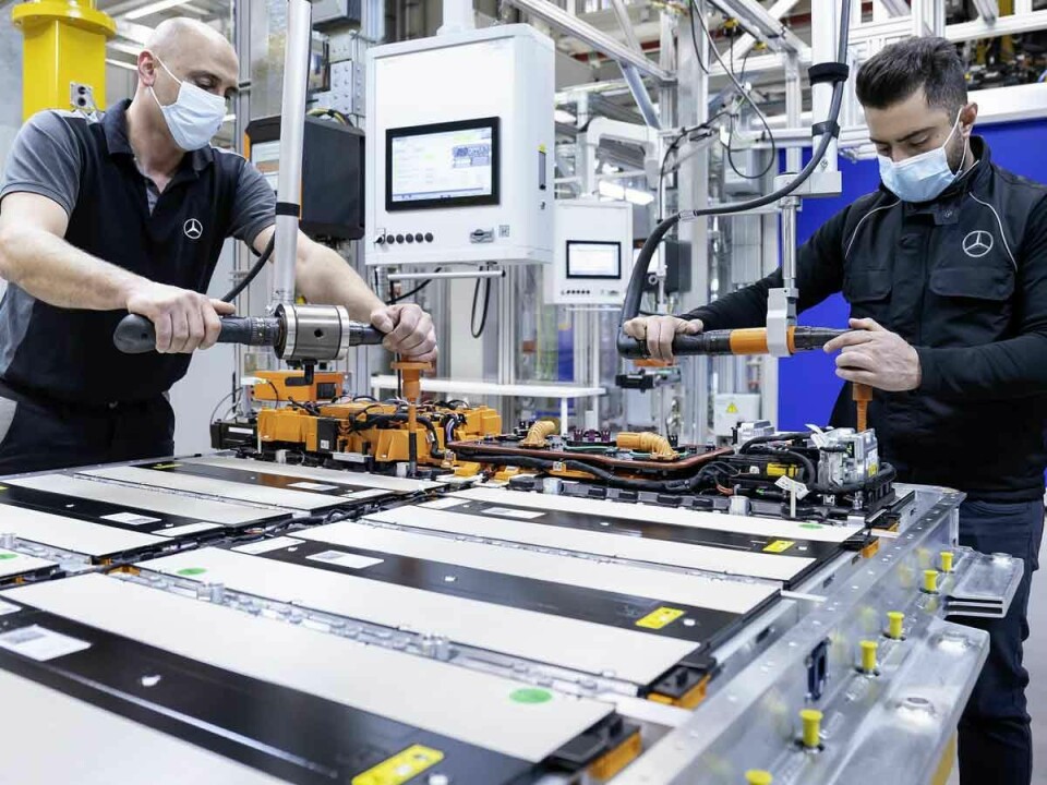 Autobauer wie Mercedes sehen sich auf Lieferkettenunterbrechungen bei Batterie-Rohstoffen besser vorbereitet. Zwei Monteure recyceln Batterien von Elektrofahrzeugen