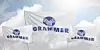 Drei Flaggen mit Grammer-Logo wehen im Wind.