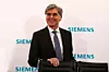 Auf dem Bild ist Joe Kaeser, Vorstandsvorsitzender der Siemens AG, bei einer Pressekonferenz zu sehen.