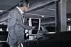 Amperfied_Wallbox_connect.business_RFID-Karte_Fahrzeuge_Mann_Parkhaus.jpg