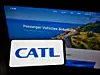 CATL Firmenlogo auf einem Smartphone.