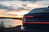 Die neue Heckleuchte des Polestar 2 vor einem Sonnenuntergang.