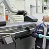 Zwei Produktionsmitarbeiter in Wolfsburg erproben neue Verfahren im 3D-Druck