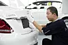 Ein chinesischer Werksmitarbeiter bei der Produktion der Mercedes-Benz C-Klasse Langversion bei Beijing Benz Automotive (BBAC).