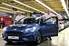 Jürgen Schäfer, Werkleiter Ford Saarlouis (re.), und der Betriebsratsvorsitzende Markus Thal posieren mit dem Ford Focus EcoBoost Hybrid