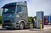 Lkw mit 1000 kW oder mehr zu laden - das ist Daimler Truck nun anscheinend gelungen. So könnten die Batterien des eActros 600 in etwa 30 Minuten von 20 auf 80 Prozent aufgeladen werden.