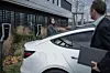 Amperfied_Wallbox_connect.business_Fahrzeuge_Mann_Frau_Unternehmen_Parkplatz.jpg