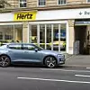 Polestar-Fahrzeug vor einer britischen Hertz-Filiale