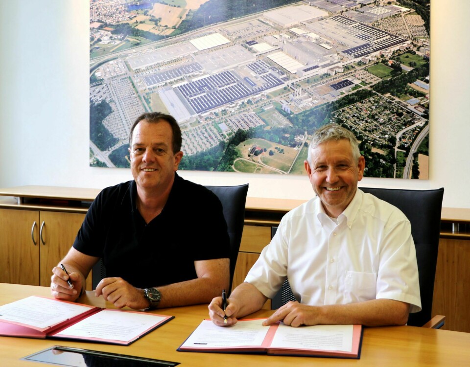 Ullrich Zinnert (Betriebsratsvorsitzender Mercedes-Benz Werk Rastatt, l.) und Thomas Geier (Standortverantwortlicher Mercedes-Benz Werk Rastatt, r.) bei der Unterzeichnung der gemeinsamen Absichtserklärung. Markus Schäfer (Mitglied des Bereichsvorstands Mercedes-Benz Cars, Produktion und Supply Chain) und Thomas Geier (Standortverantwortlicher Mercedes-Benz Werk Rastatt).