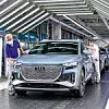 Zwei Mitarbeiter von Audi bei der Produktion eines elektrifizierten Modells.