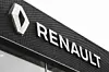 Renault-Logo an einem Autohaus.