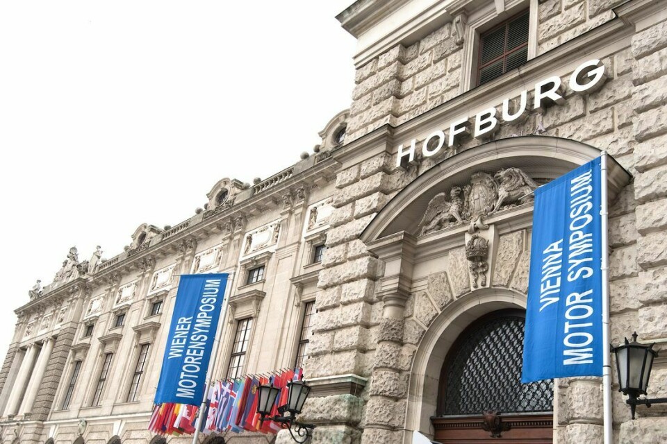 Auf dem diesjährigen Wiener Motorensymposium wurde von Branchenexperten eine der drängendsten Frage der Autowelt diskutiert: Quo vadis Fahrzeugantrieb? Wiener Hofburg