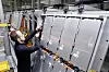 VW-Mitarbeiter arbeitet an Batteriesystem