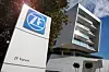 Das ZF-Logo vor dem Forum, der Hauptverwaltung der ZF Friedrichshafen AG in Friedrichshafen am Bodensee.