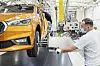 Ein Mann arbeitet im Skoda-Stammwerk in Mladá Boleslav an einem neuen Skoda Fabia.