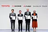 v.l.: Toyota-Chef Koji Sato, Hino-CEO Satoshi Ogiso, Fuso-CEO und Chef der neuen Holding, Karl Deppen, sowie Karin Rådström, Chefin von Daimler Truck.