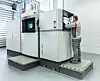 Mitarbeiter bedient den 3D-Drucker EOS M 400 zur Fertigung von Werkzeugsegmenten.