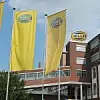 Hella-Flaggen vor dem Unternehmens-Hauptsitz.