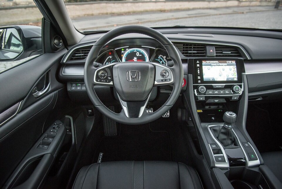 Das Cockpit des Civic ist auffallend.