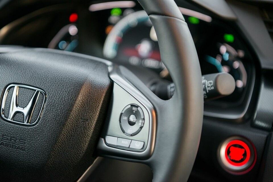 Am Lenkrad gibt es einige Bedienelemente.