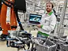 Škoda-Mitarbeiter mit Laptop vor neuer Roboter-Installation
