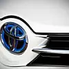 Das Toyota-Logo auf der Front eines Autos.