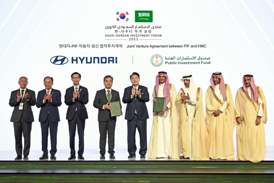 Vertreter von Hyundai und Saudi-Arabiens bei der Unterzeichnung ihres Joint-Venture-Vertrags: Das Gemeinschaftsunternehmen soll ab 2026 50.000 Fahrzeuge jährlich produzieren - sowohl Verbrenner- wie auch Elektroautos. Vertreter von Hyundai und Saudi-Arabiens bei der Unterzeichnung ihres Joint-Venture-Vertrags: Das Gemeinschaftsunternehmen soll ab 2026 50.000 Fahrzeuge jährlich produzieren - sowohl Verbrenner- wie auch Elektroautos.