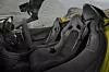Die Karbonschalensitze des McLaren 675LT Spider bieten echte Rennatmosphäre.