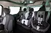 Drei Kindersitze passen in die zweite Reihe des Peugeot Partner Tepee.