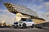 Der BMW iX5 Hydrogen steht vor dem Hafenhaus in Antwerpen. Die Stadt will zum bedeutenden Zentrum für Wasserstoff werden.