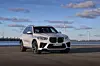 Der Frontansicht des BMW iX5 Hydrogen vor Windrädern. Grünstrom ist essenziell für den Nutzen der Brennstoffzelle.