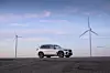 Die Seitenansicht des BMW iX5 Hydrogen vor Windrädern. Grünstrom ist essenziell für den Nutzen der Brennstoffzelle.