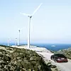 Audi fährt an Windrädern vorbei