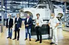 Start der ID.3 Vorserienfertigung in Dresden: (von rechts) Jörg Farkas (Montage-Mitarbeiter), Joachim Löw (Fußball-Bundestrainer), Thomas Ulbrich (Markenvorstand Elektromobilität), Danny Auerswald (Standortleiter Gläserne Manufaktur) und Thomas Aehlig (Betriebsratsvorsitzender) vor der ersten Karosse.