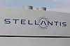 Stellantis-Schriftzug / Stellantis plant neue Gigafactory in den USA