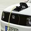 Honda E an einer Ladesäule