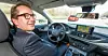 Bundesverkehrsminister Dobrindt testet pilotiert fahrenden Audi. –