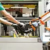 Roboterarm kollaboriert mit Menschen