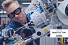 Industrie-Mitarbeiter mit Datenbrille blickt auf eine Maschine / So hilft Eye-Tracking in der Produktion