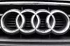 Auf dem Bild ist das Logo von Audi, die vier Ringe zu sehen.