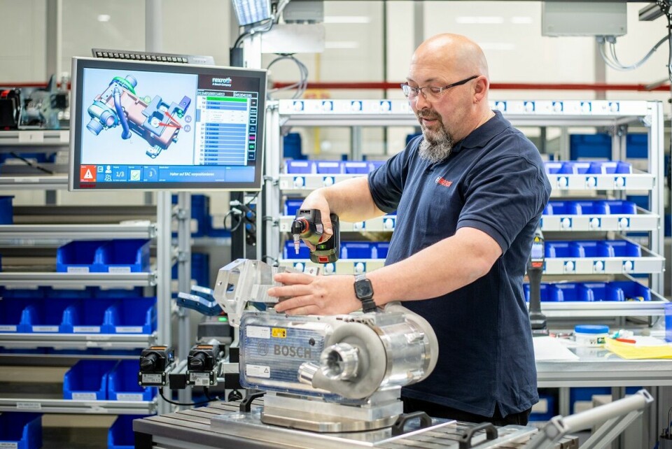 Die technische Komplexität des elektrischen Luftverdichters lässt sich mit einem Diesel-Einspritzsystem für Nutzfahrzeuge vergleichen. Ein Mitarbeiter von Bosch arbeitet an einem Luftverdichter.