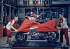 Fahrer decken Ducati-Motorrad ab.