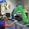 Ein kollaborativer Roboter (Cobot) von FANUC im Einsatz beim Testen von Bedienpanels: Durch bessere Bedienbarkeit und niedrigere Preise sinkt auch die Hürde für kleine und mittlere Unternehmen, in die Technologie zu investieren.