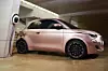 Ein elektrischer Fiat 500 steht an einer Wallbox.