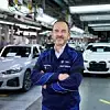 Michael Nikolaides steht vor BMW-Modellen in einem Werk