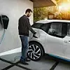 Ein Fahrzeugbesitzer lädt seinen BMW mit der BMW i Wallbox.