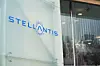 Ein Eingangsschild von Stellantis mit Logo.