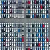 Autos auf einem Parkplatz / Neuzulassungen nehmen wieder zu