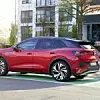 Ein roter VW ID.4 an einer Ladestation.